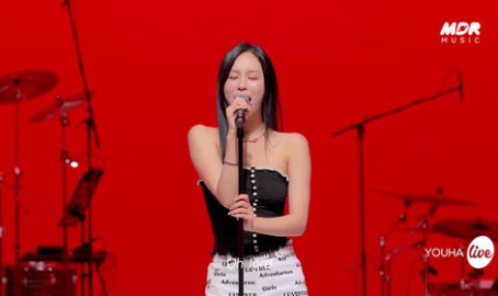 小姐姐现场演唱,小姐姐倾情演绎，歌声传遍全场
